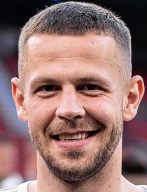 Foto de Denis Vavro, jugador de VfL Wolfsburg en la posición de Defensa central