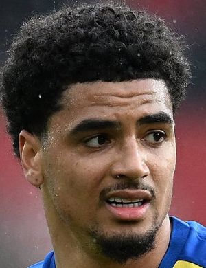 Foto de Ki-Jana Hoever, jugador de AJ Auxerre en la posición de Lateral derecho