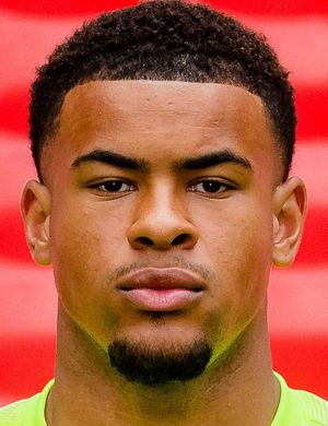 Foto de Noah Atubolu, jugador de SC Freiburg en la posición de Portero